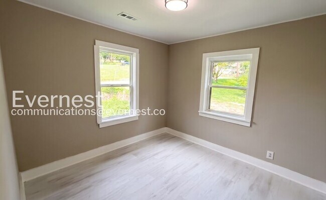 Building Photo - 3 Bed/1 Bath Home with Off-Street Parking / Available Now!