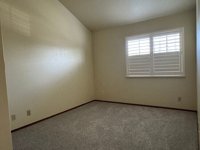 Building Photo - Roseville home with new carpet, paint, & s...