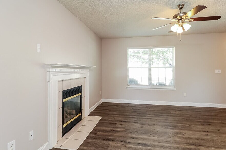 Building Photo - 916 Clover Gap Dr