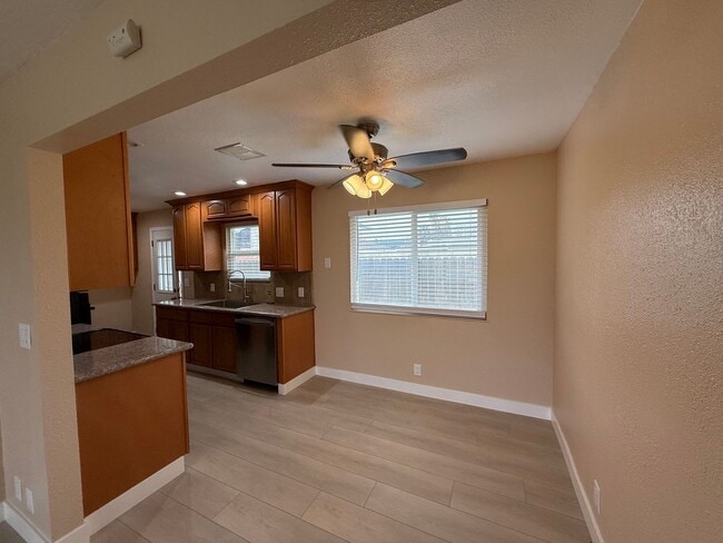 Building Photo - 3 bedroom single story in Manteca!