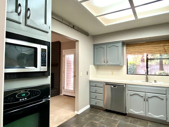 Building Photo - $2,450 Audubon & Friant 3 bed, N Bond, Fresno