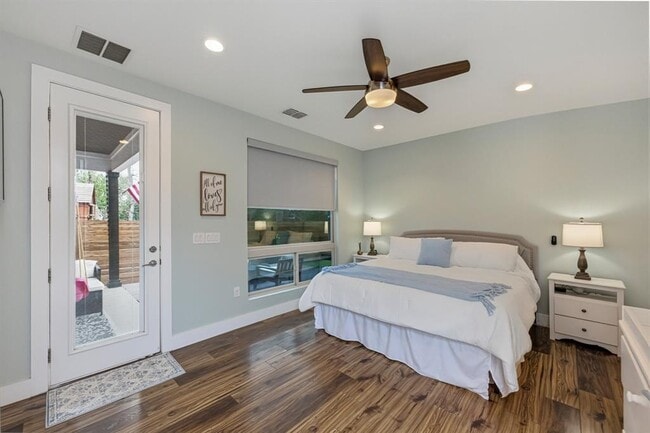 Building Photo - 1405 Camelot Cir