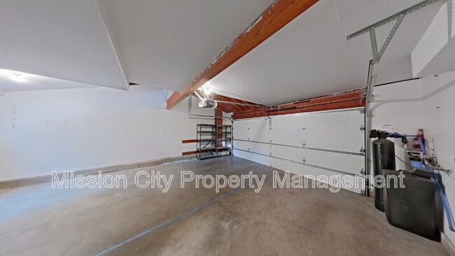 Building Photo - 2102 Cliff Dr