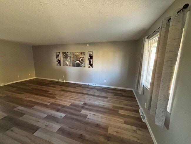 Building Photo - 2 Bedroom Duplex in Council Bluffs – Updat...