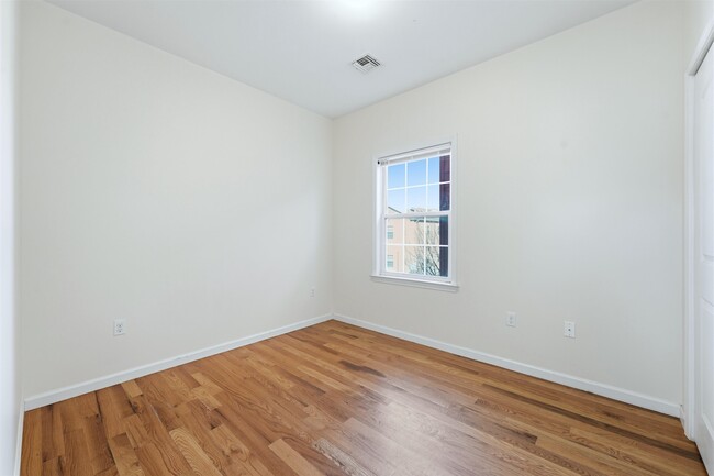 Building Photo - 109 Grant Ave