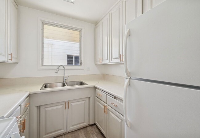 Building Photo - 333 Rexford Dr