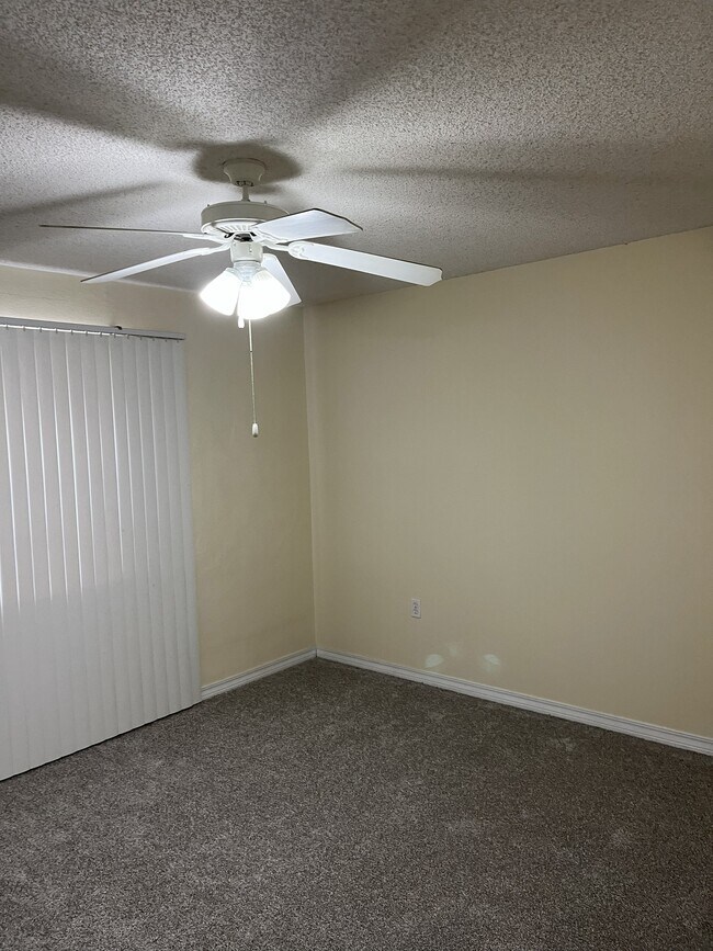 Building Photo - 824 Stonegate Ct