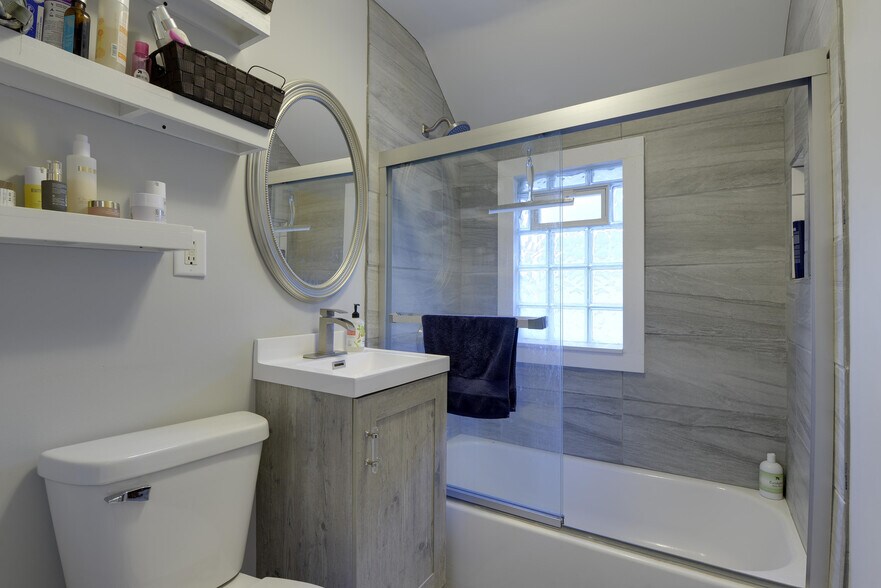 Building Photo - 266 King St W