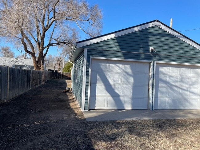 Building Photo - Adorable 2 Bedroom, 1 Bathroom Home with Huge Fully fenced Yard and detached garage, Move-In Ready!