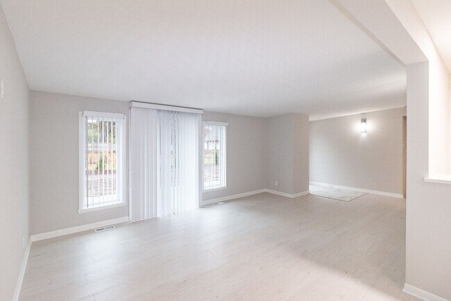 Building Photo - Gorgeous fully updated 3 bed 3 bath near KU Campus!