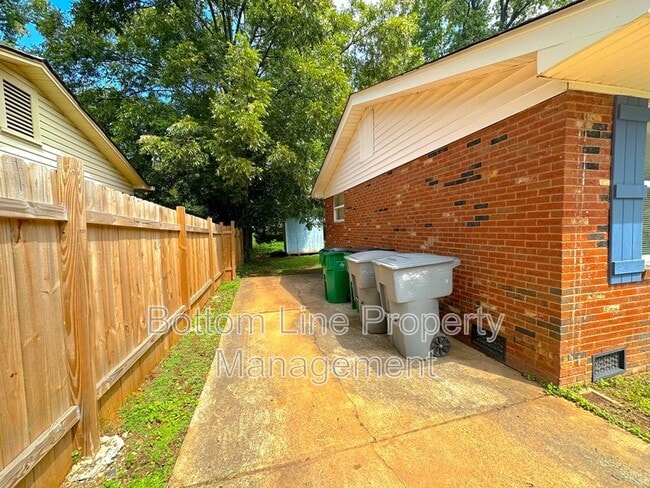 Building Photo - 3615 Midfield Dr