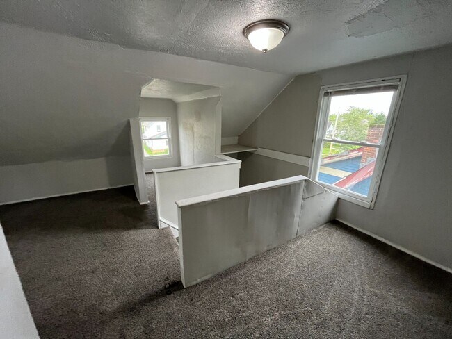 Building Photo - Three bedroom one bathroom single family home for rent MOVE IN SPECIAL - HALF OFF FIRST MONTHS RENT