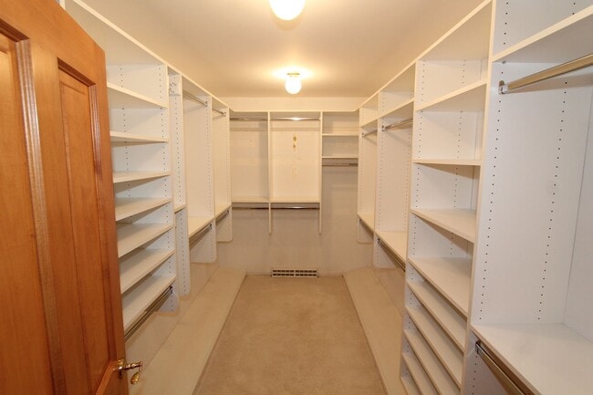 Building Photo - Incredible home on a private & secluded lot.