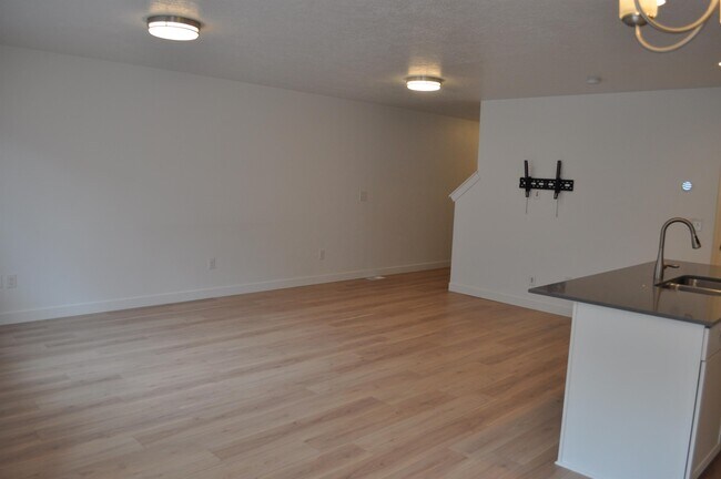 Building Photo - 14928 Messi St