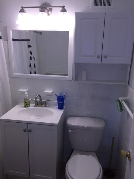 Bathroom - 2101 Chestnut St