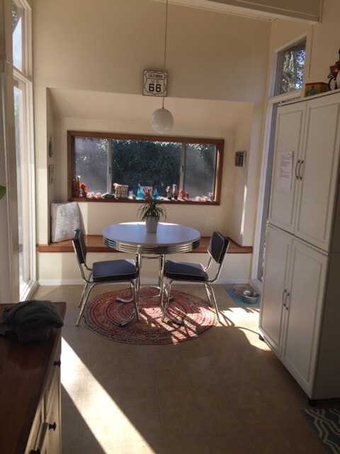 Building Photo - Comfortable Mid Century Modern Home with B...
