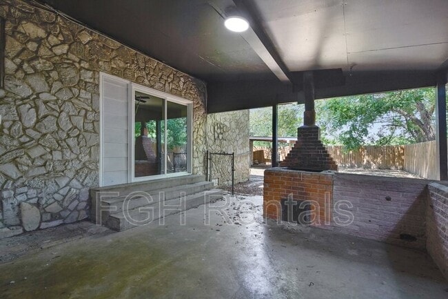 Building Photo - 2215 Hays St