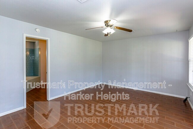 Building Photo - 320 Armadillo Ln
