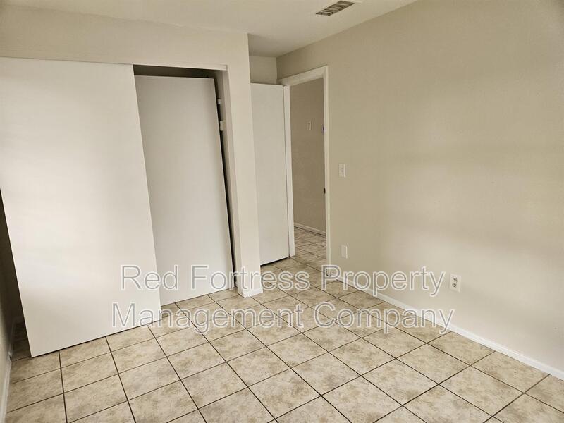 Building Photo - 1635 Newport Ct