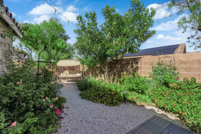 Building Photo - Don't miss out on this super cute 2-bedroo...