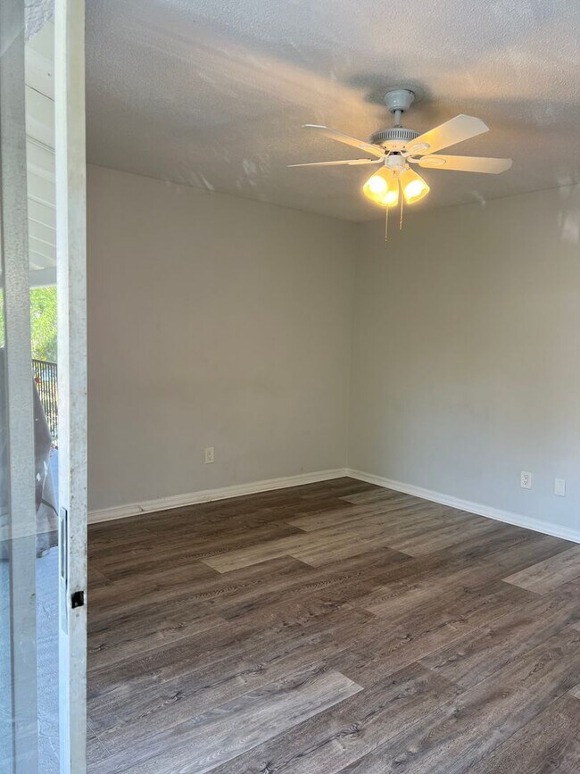 Building Photo - 3323 N Westmoreland Dr