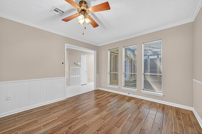 Building Photo - 13903 Chevy Chase Dr