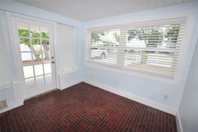 Building Photo - 2212 Hoffner Ave