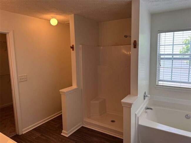 Building Photo - 356 Springbottom Dr SE