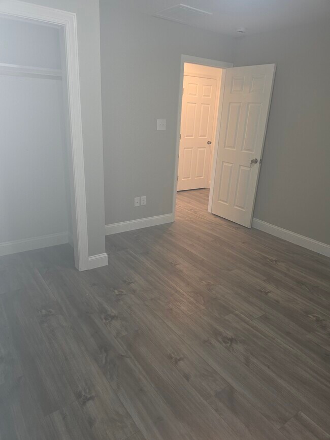 Building Photo - 745 River Rd