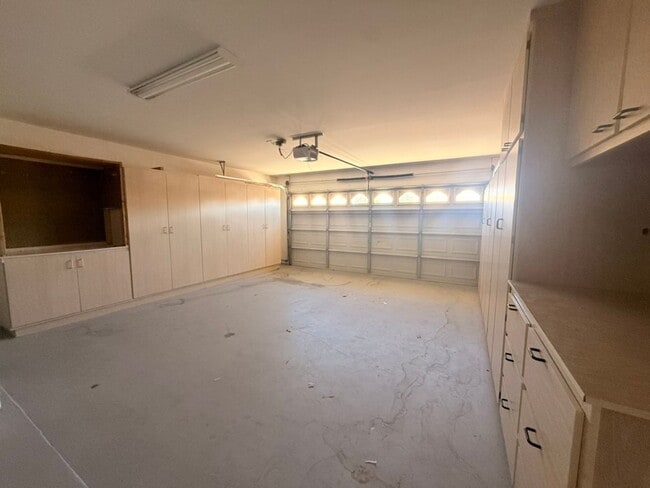 Building Photo - Cul-de-Sac Living | 3 Bed + Bonus Room | Pool + Greenbelt Views