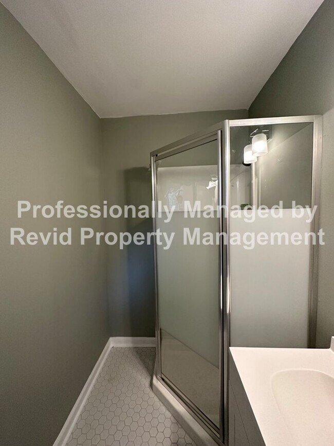 Building Photo - Updated 3 bedroom 3 bathroom home in Coope...