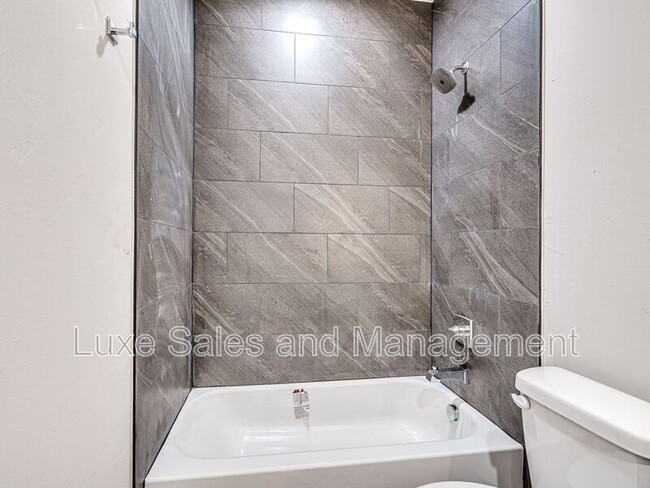 Building Photo - 610 W 2nd St