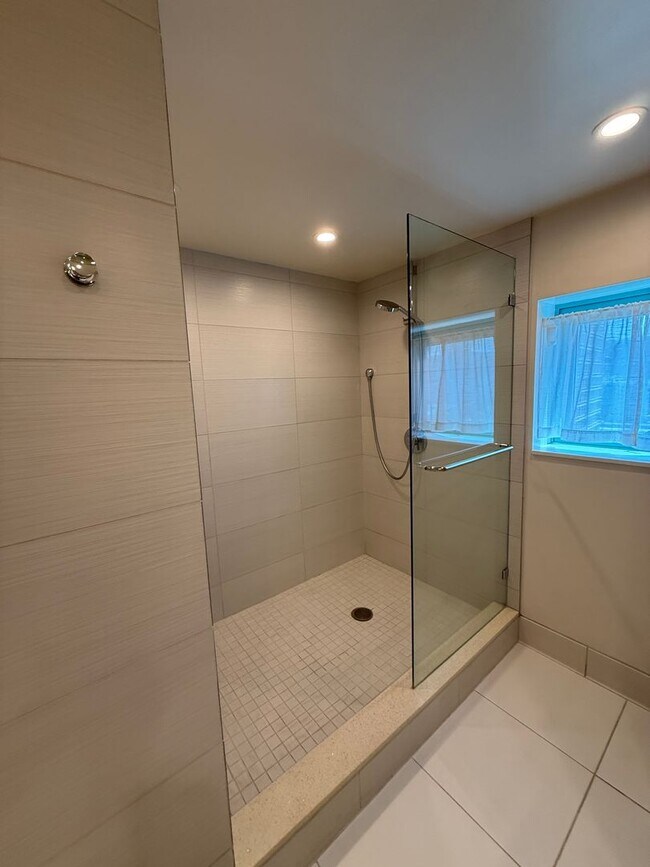 Building Photo - Uraku Tower 17 A Luxury Living!