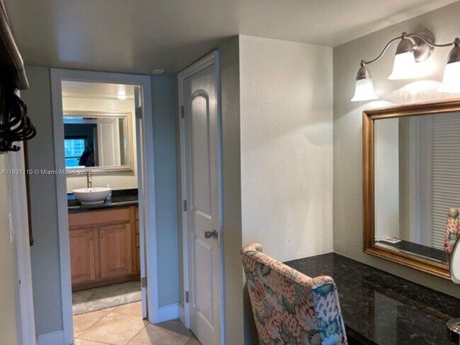 Building Photo - 2801 Palm Aire Dr