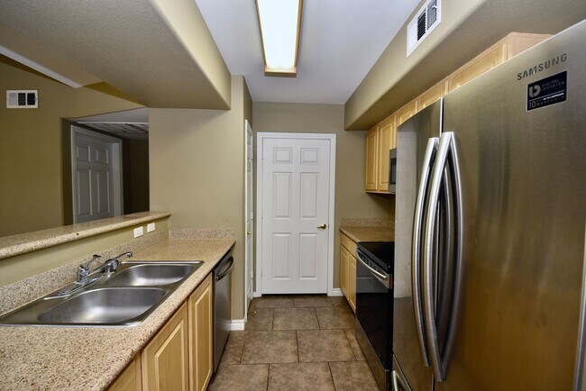 Building Photo - Charming 1 Bedroom Condo close to Durango ...