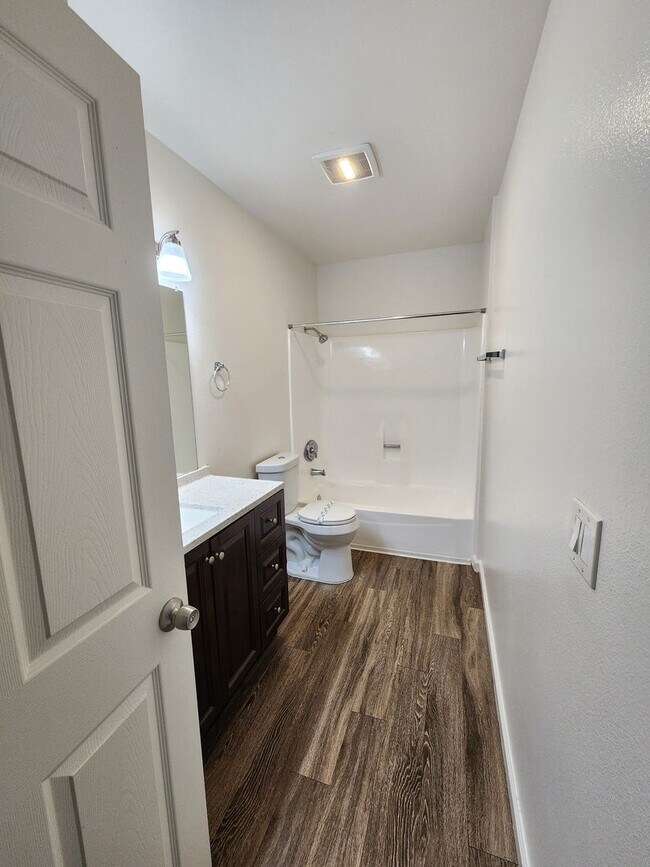 Building Photo - 3 bed, 2 bath