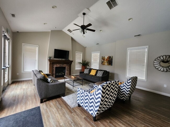 Building Photo - ELF PRICED! 3 bd. 2.5 bath Luxury Townhome!