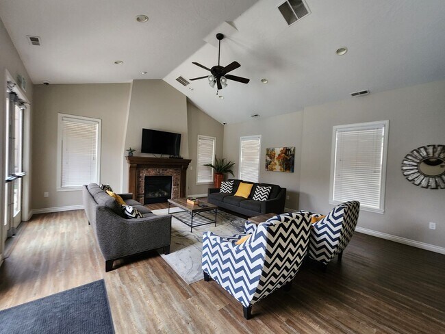 Building Photo - LOVE where you LIVE! 3 bd. 2.5 bath Luxury!