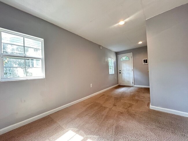 Building Photo - Spacious 4-Bedroom Home W/Sunroom & Large ...