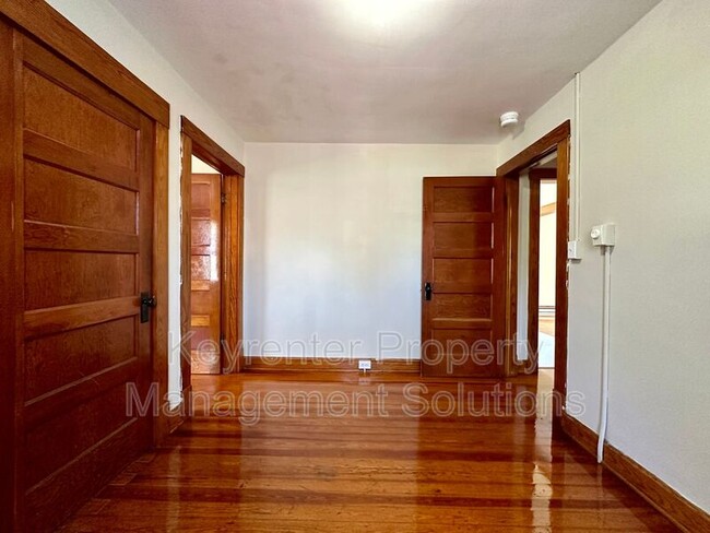 Building Photo - 304 Straith St