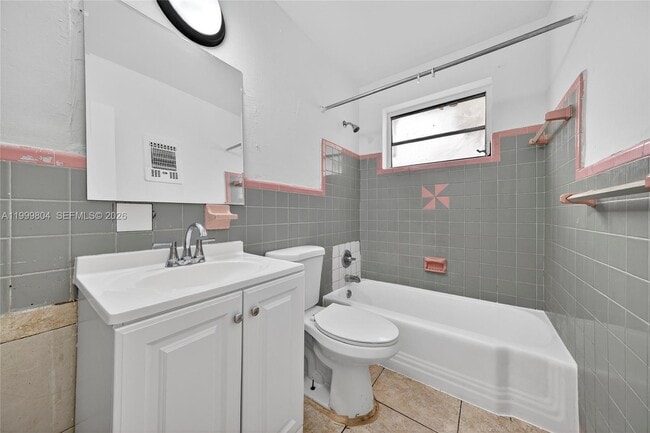 Building Photo - 762 NE 131st St