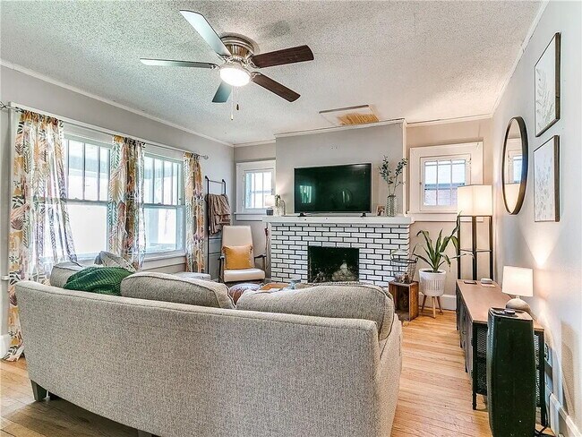 Building Photo - Charming 2-Bedroom Home minutes from everything!