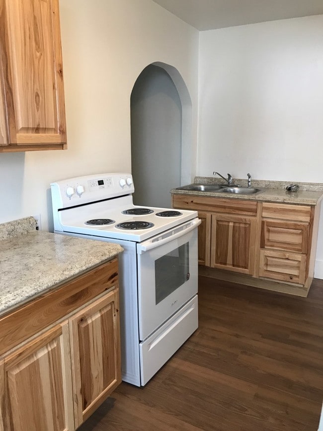 Building Photo - 152 S Kenwood St