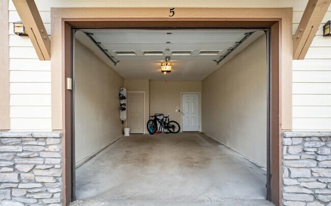 Building Photo - Fully Furnished Mountain Condo | Flexible Lease Terms | Garage Included | Fraser, CO