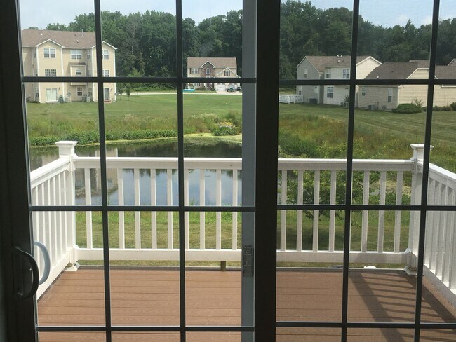 Building Photo - Room to spread out!