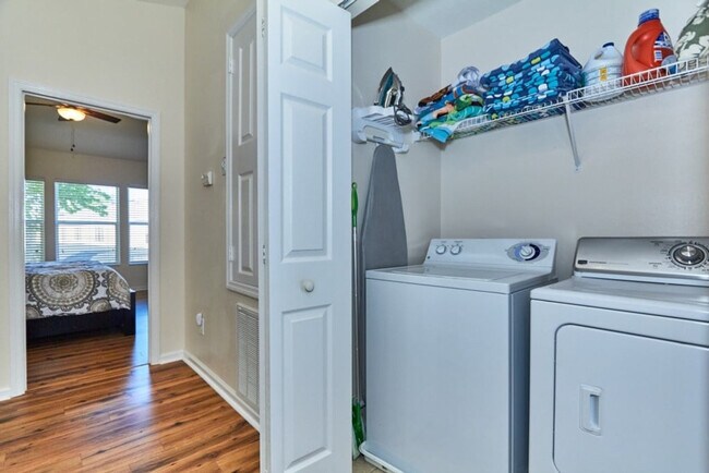 Building Photo - 2330 Silver Palm Dr