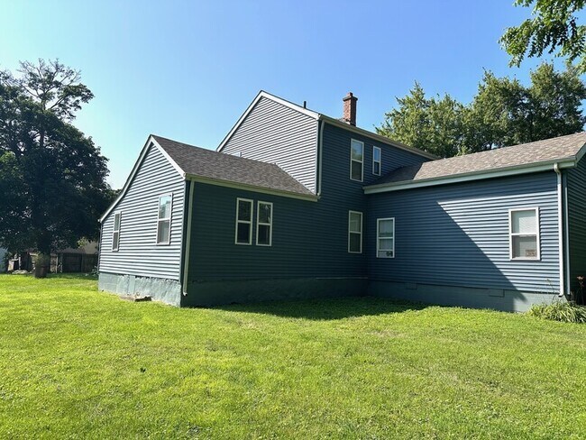 Building Photo - 326 Railroad St