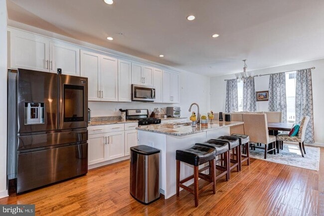 Building Photo - 10 Manchester Dr