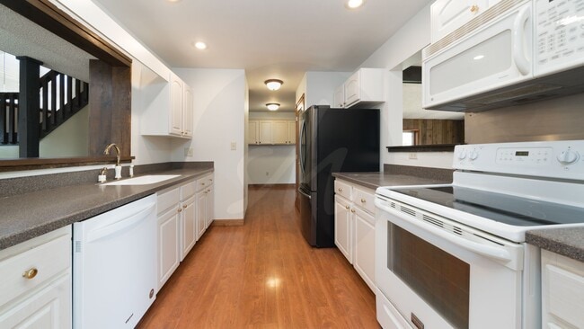 Building Photo - 5 Bedroom 3.5 Bath Home in Discovery @ Rockrimmon