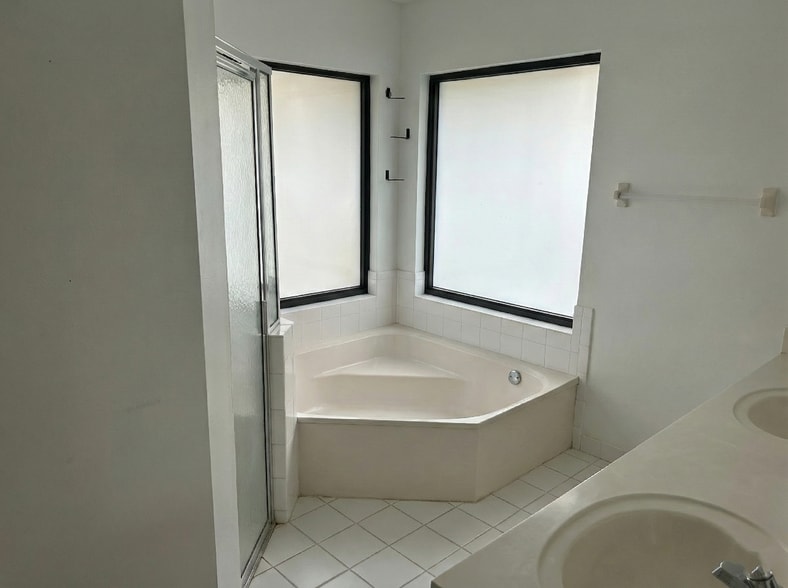 Master Bathroom - 10821 Paso Fino Dr